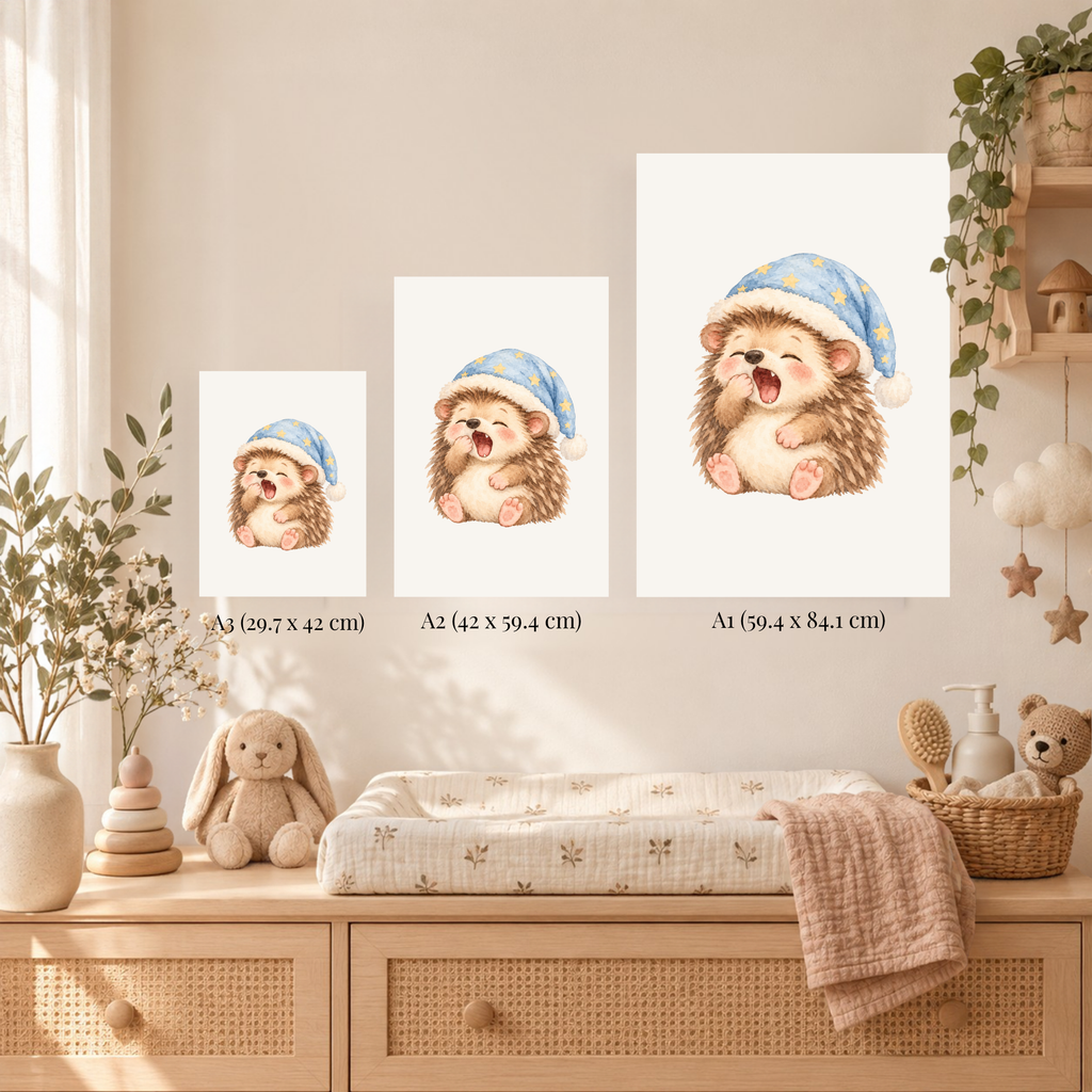 Poster egeltje met slaapmuts boven het bedje in een rustige babykamer
