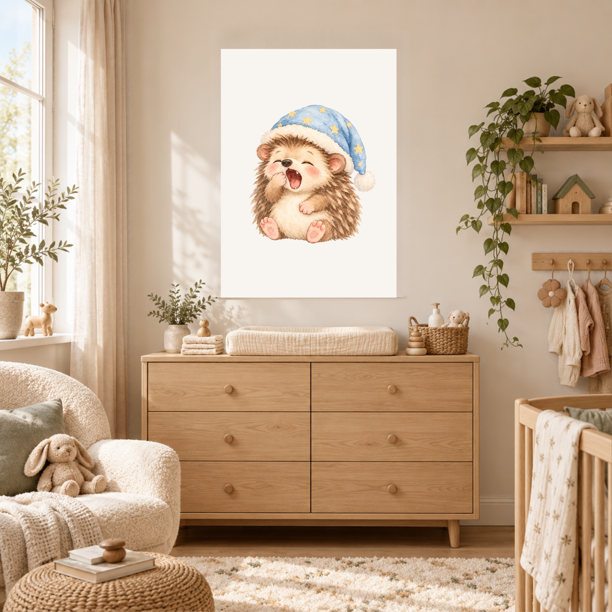Poster egeltje met slaapmuts in een babykamer, met het egeltje goed zichtbaar aan de muur