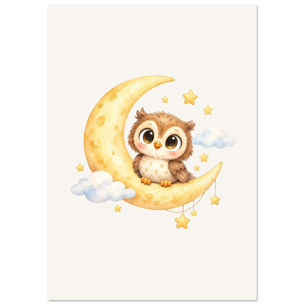 Poster van het uiltje op de maan aan de muur, in warme, natuurlijke tinten