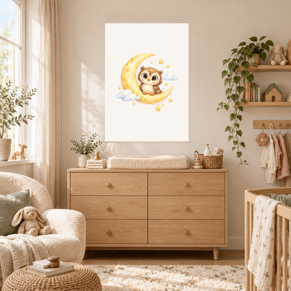 Poster uiltje op de maan in een zachte kinderkamer met linnen en rotan